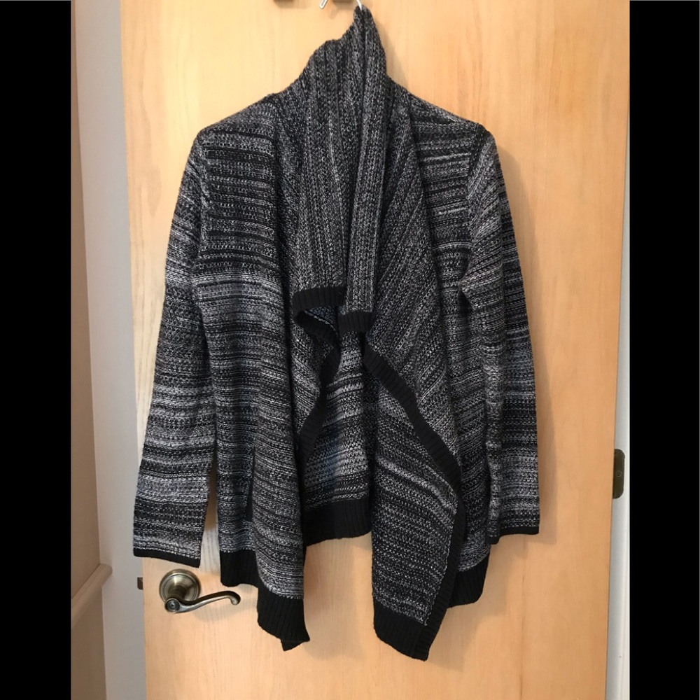 🔵 Black and white cowl neck cardigan